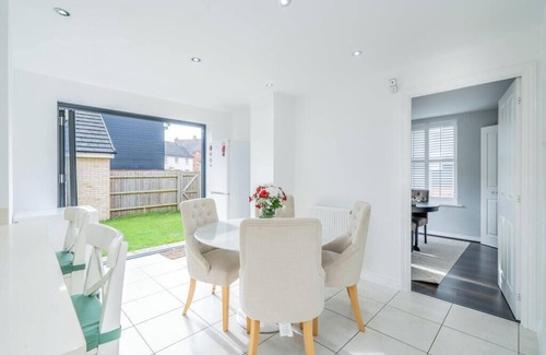 Bletchley House | Spacious 5-bedroom house with free parking, garden, and Cinema room with Netflix