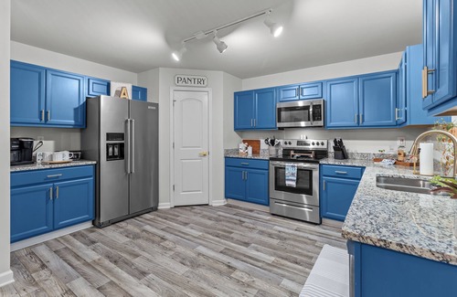 New London House | Spacious 5-bedroom house half mile from Lake Badin launch with space for boats