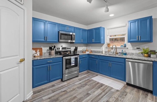 New London House | Spacious 5-bedroom house half mile from Lake Badin launch with space for boats