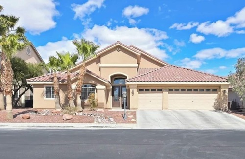Las Vegas House | Spacious 5-bedroom house in amazing Las Vegas with fitness room, WiFi