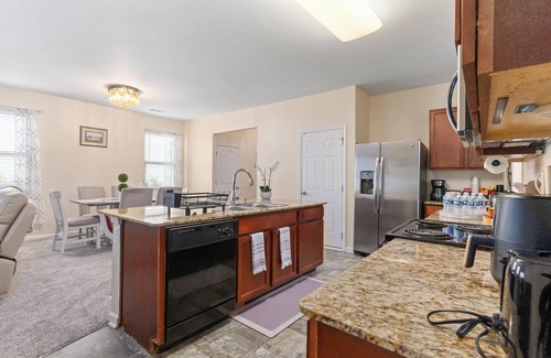 Riverdale House | Spacious 5-bedroom house with AC, WiFi in charming Riverdale 3 Spa-Like Baths