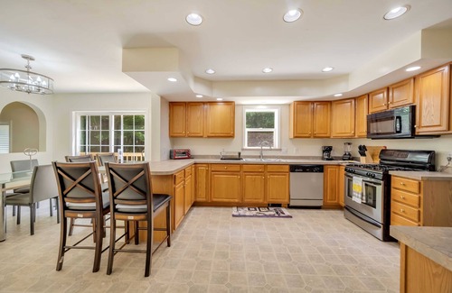 Tobyhanna Villa | SPACIOUS 5-BEDROOM HOME NEAR 42 ATTRACTIONS, SLEEPS 21/2, POOLS & GAME ROOM