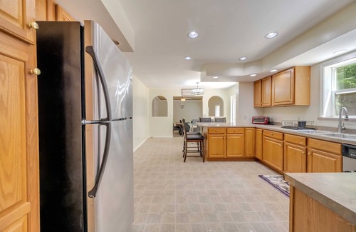Tobyhanna Villa | SPACIOUS 5-BEDROOM HOME NEAR 42 ATTRACTIONS, SLEEPS 21/2, POOLS & GAME ROOM
