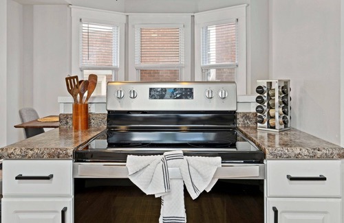 Old North Columbus House | Spacious 5-Bedroom Home w/Porch & Backyard – Near OSU & Old Crew Stadium!