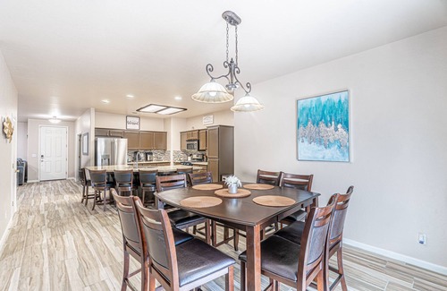 Raisin House | Spacious 5-Bedroom home w/Pool & Hot Tub