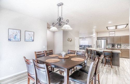 Raisin House | Spacious 5-Bedroom home w/Pool & Hot Tub
