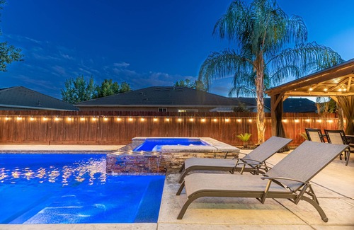 Raisin House | Spacious 5-Bedroom home w/Pool & Hot Tub