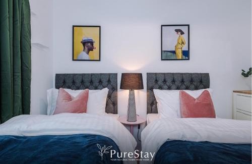 Failsworth House | Spacious 5 Bedroom House with 8 Actual Beds Sleeps 9 by PureStay