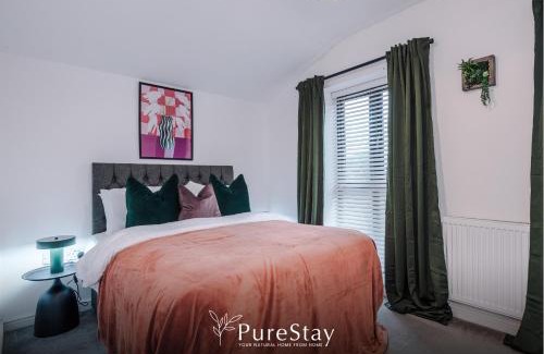 Failsworth House | Spacious 5 Bedroom House with 8 Actual Beds Sleeps 9 by PureStay