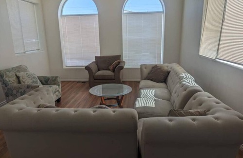 Lancaster House | Spacious 5-bedroom house with AC and WiFi in delightful Palmdale