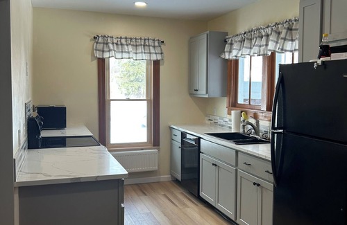 Fair Haven House | Spacious 5-bedroom house, WiFi, AC, 1 block from Lake & Main St.