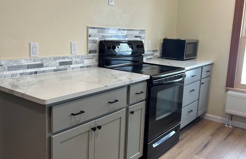 Fair Haven House | Spacious 5-bedroom house, WiFi, AC, 1 block from Lake & Main St.