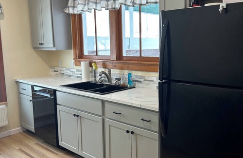 Fair Haven House | Spacious 5-bedroom house, WiFi, AC, 1 block from Lake & Main St.