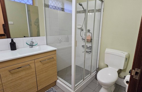 Hannans House | Spacious 5 bedroom house opposite IGA and golf course