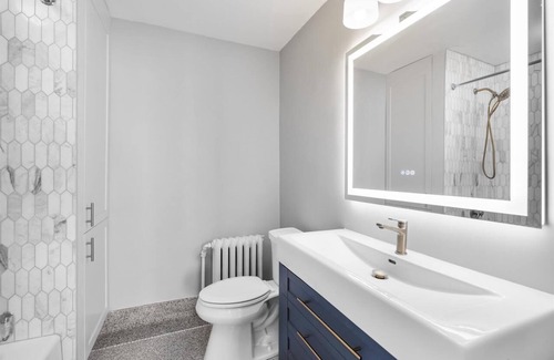 Regent House | Spacious 5-bedroom house in University Heights/Camp Randall w/3.5 bathrooms