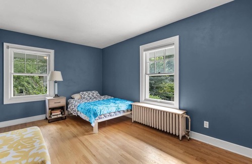 Regent House | Spacious 5-bedroom house in University Heights/Camp Randall w/3.5 bathrooms
