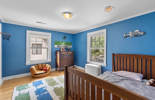 Regent House | Spacious 5-bedroom house in University Heights/Camp Randall w/3.5 bathrooms