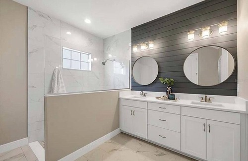 Parrish House | Spacious 5-bedroom house with WiFi and AC in charming Parrish