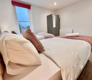 Faversham Apartment | Spacious 5 bedroom House 3 bathrooms, 10 beds sleeps 13
