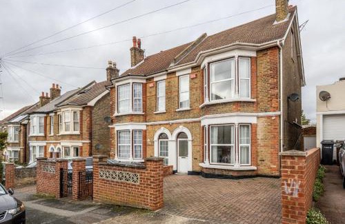 Gravesend Apartment | Spacious 5 Bedroom House in Gravesend