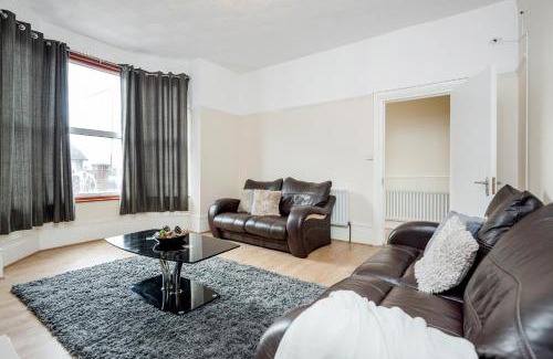 Gravesend Apartment | Spacious 5 Bedroom House in Gravesend
