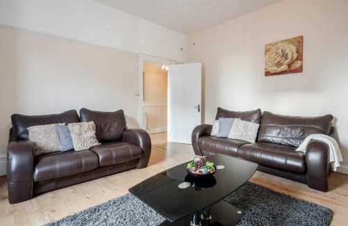 Gravesend Apartment | Spacious 5 Bedroom House in Gravesend