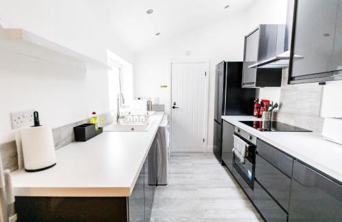 Sunderland Apartment | Spacious 5 Bedroom House - Perfect for Contractors
