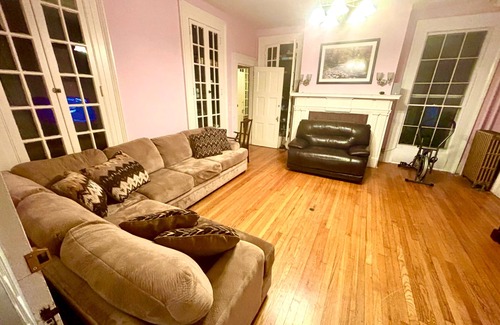 Troy House | Spacious 5-bedroom house in fabulous Troy