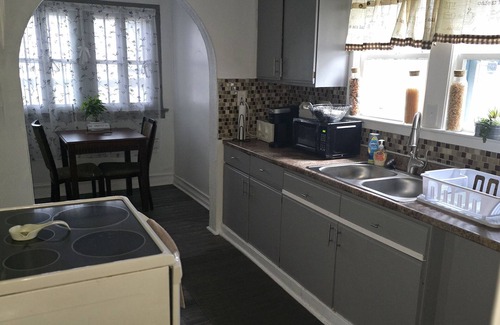 Lorain House | Spacious 5-bedroom house in peaceful Lorain with AC, WiFi