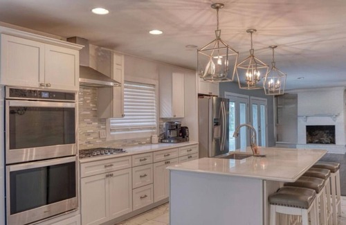 Marion House | Spacious 5-bedroom house with large outdoor space and 4800 sq ft barn in Marion