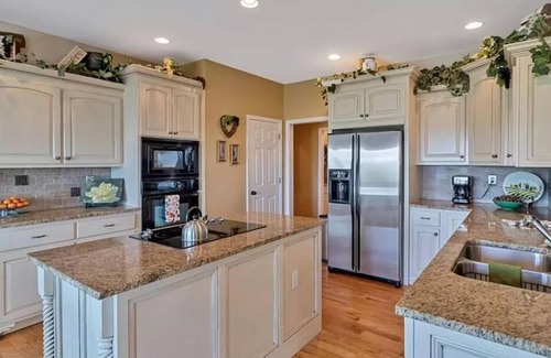 Salem House | Spacious 5-bedroom house with WiFi and mountain views!