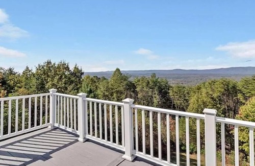 Salem House | Spacious 5-bedroom house with WiFi and mountain views!