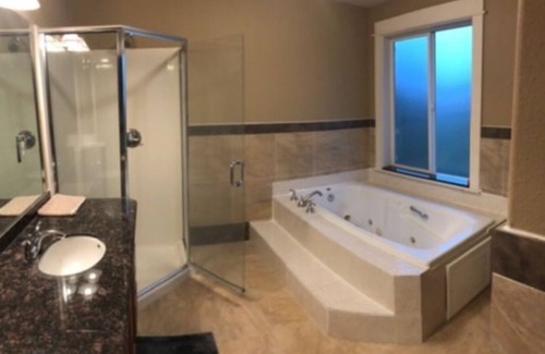 Southeast Salem House | Spacious 5-bedroom house with AC, WiFi in charming Salem