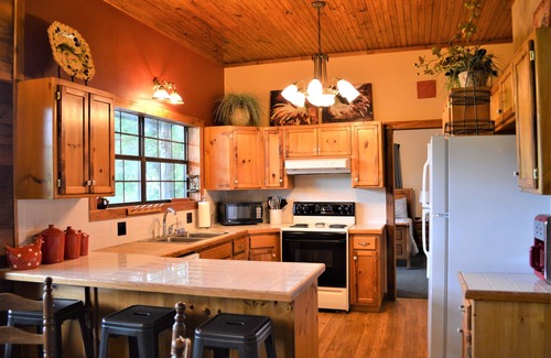 Flippin Cabin | Spacious 5-bedroom lodge in Flippin Ar, on the beautiful White River.