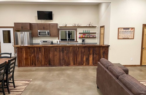 Moravia Cabin | Spacious 5 Bedroom Lodge Minutes to the Lake!