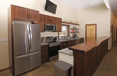 Moravia Cabin | Spacious 5 Bedroom Lodge Minutes to the Lake!