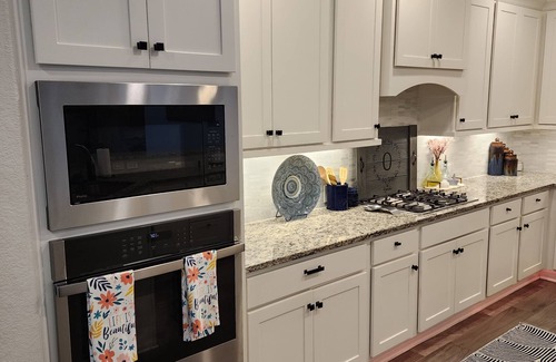 Pecan Grove House | Spacious 5-bedroom Retreat with WiFi, AC
