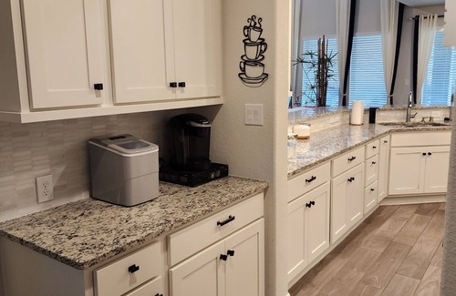 Pecan Grove House | Spacious 5-bedroom Retreat with WiFi, AC