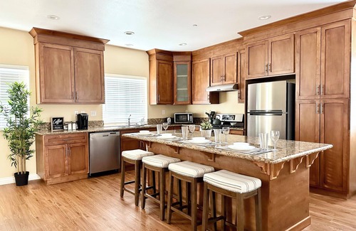 Fullerton House | Spacious 5-bedroom townhome in charming Placentia with AC, WiFi
