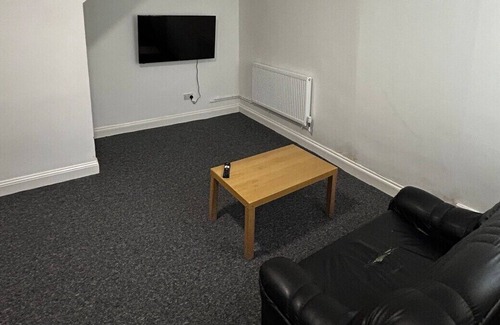 Luton House | Spacious 5-Bedroom Urban Haven