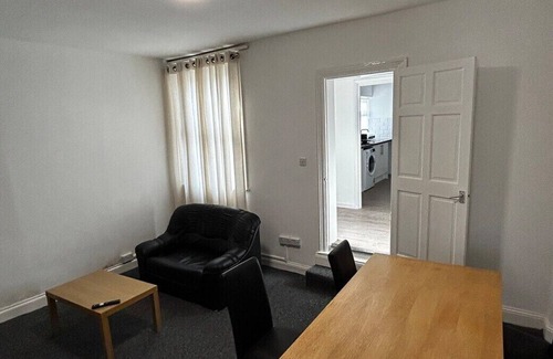 Luton House | Spacious 5-Bedroom Urban Haven