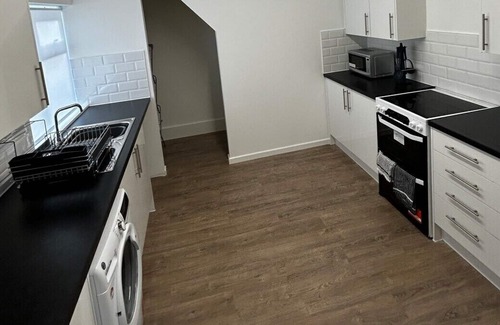Luton House | Spacious 5-Bedroom Urban Haven