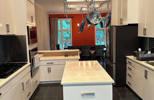 Chapel Hill House | Spacious 5-bedroom house in fantastic Chapel Hill on 2.5 acres w/WiFi, AC, deck