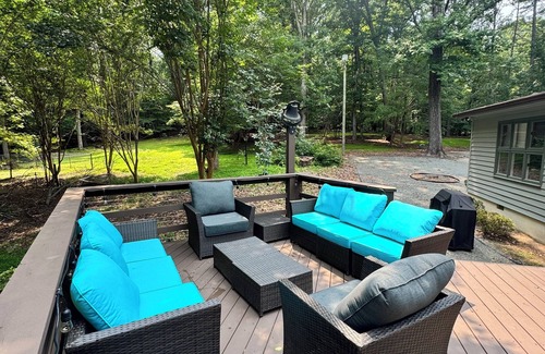 Chapel Hill House | Spacious 5-bedroom house in fantastic Chapel Hill on 2.5 acres w/WiFi, AC, deck