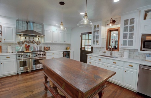 Gainesville House | Spacious 5-bedroom Lake Lanier home with Boathouse, WiFi & Whole House Generator