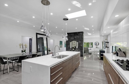 Greater Wilshire - Hancock Park House | Spacious 5-bedroom + heated pool & spa in the heart of LA