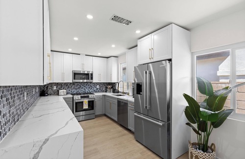 North Hills House | Spacious 5-bedroom Newly Remolded Home with Stylish Designs