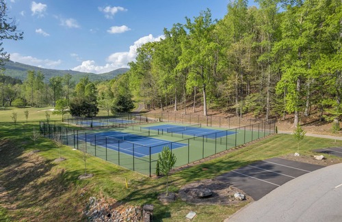Mill Spring House | Spacious 5-bedroom Home on Golf Course in Mill Spring, NC