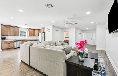 Little Woods House | Spacious 5-bedroom 2-bathroom home