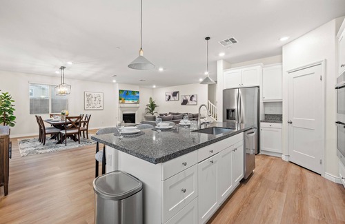 Ontario Villa | Spacious 5-bedroom villa in excellent Ontario with AC NEAR AIRPORT 9 BEDS